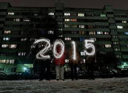 人们用烟花写出 2015 庆祝新年到来 俄罗斯russia 圣彼得堡saint petersburg 郊区 新年是俄罗斯最重要的节日 随后便是1月7日东正教圣诞节 摄影师 kirill kudryavtsev st petersburg russia petersburg russia petersburg