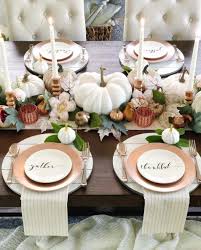 Je veux trouver des idées de décoration pour noël simple et pas cher ici deco noel style chalet. 30 Absolutely Amazing Fall Table Decor Ideas For Entertaining There Is Plenty Of Decorating To G Decoration De Table Automne Idee De Decoration Table D Automne