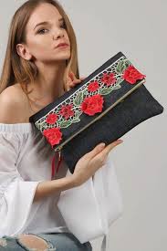 Kadin Beyaz Serit Kirmizi Guller Jean Katlamali Clutch Chiccy Trendyol Trendler Boncuklu Cantalar Krose Canta