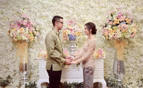 Warna biru ini sangat elegan apalagi jika dipadu dengan warna gold. Lamaran Cantik Dengan Tema Warna Pastel Dan Emas Fotografi Perkawinan Lamaran Pernikahan Warna Pastel
