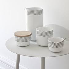 Pot De Conservation Porcelaine Blanche Et Bois Stitches Menu Decoclico Tendances Deco Cuisine Vaisselle Mettre La Table