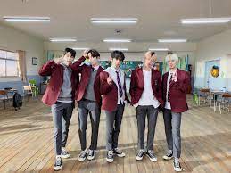 今年韓国では全員大人 もう制服姿はパフォーマンスでしか見られない tomorrow x together の ある日頭からツノが生えた 卒業式パフォーマンス あんな先輩がいたら制服のボタンは争奪戦まちがいない txt 第2ボタンはmoaの crow in 2021 txt tomorrow