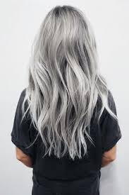 Silver Hair Die Uberraschende Trend Haarfarbe Des Jahres Haare Grau Farben Haarfarben Silberblonde Haare
