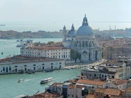 El campanile de la plaza de san marcos se eleva en el centro de la citada plaza de san marcos y el edificio original se remonta al año 1173, cuando se construyó un faro para guiar a los navegantes de la laguna. Rauf Auf Den Turm Campanile Di San Marco Venedig Reisebewertungen Tripadvisor