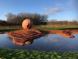 Kunstwerk met terracotta ei in Palingbeek onder water | Focus en WTV
