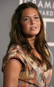 Mandy moore is back to blonde! Mandy Moore Half Up Half Down Mandy Moore Hair Looks Stylebistro