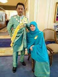 Tengku mahkota pahang pandu truck pertahanan awam misi bantuan mangsa banjir tengku hassanal. Malaysia Setia Tengku Mahkota Pahang Tengku Abdullah Facebook
