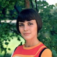 Среди четырнадцати братьев и сестер она была старшей. Mireille Mathieu