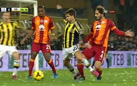 Yönetemiyorsan bırak diyerek tepkisini dile getirdi. Kadikoy De Hakem Tiyatrosu Futbol