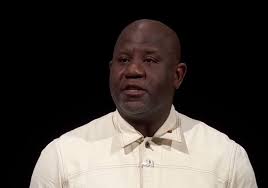 Le Pin's Apple multicolore de Wyatt Mitchell