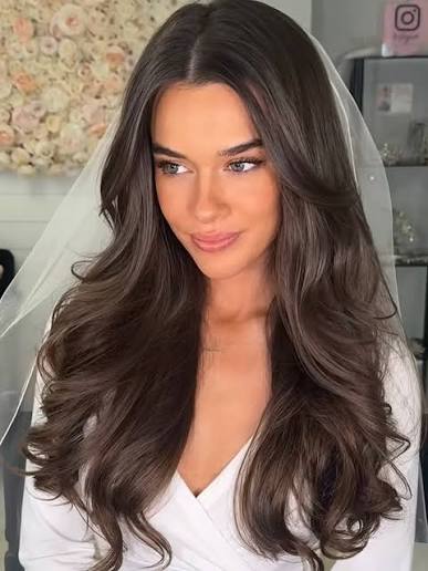 Say hello to the ultimate 'It Girl' wedding hair trend: the '90s voluminous blowout curls! ✨💨 This timeless look screams elegance and confidence, with bouncy, glamorous waves that photograph beautifully from every