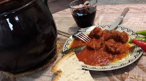 Per la preparazione dei pezzetti di carne di cavallo utilizzeremo una pentola alta tipo questa, non di quelle piatte o basse. Pezzetti Di Cavallo Alla Salentina Una Delizia Per Il Palato Youtube