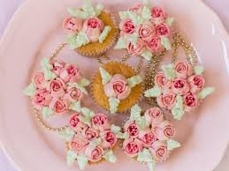 Da das wesen einer sprache, wie bereits erwähnt, in erster linie durch wandel geprägt ist, lassen sich für eigentlich jedes wort beispiele für einen sprachwandel finden. Cupcakes Mit Rosen Tullen Herstellen Russian Piping Tips Frau Zuckerfee