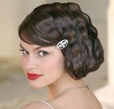 Cotona leggermente i capelli alla radice per creare volume e fai una coda bassa, da legare all'attaccatura della nuca, poi avvolgi le mini . Acconciature Sposa Capelli Corti Medi E Lunghi