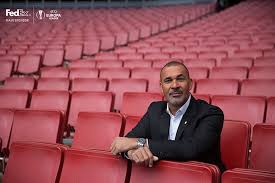 También te ofrecemos las alineaciones iniciales Ruud Gullit Embajador Del Patrocinio De Fedex Sobre La Europa League Profesionales Control Publicidad