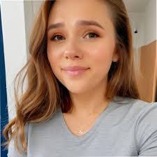 Melanie Burr's Instagram, Twitter & Facebook