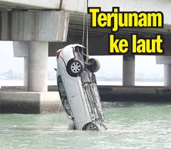 Pemandu kereta toyota vios yang terlibat dalam kemalangan di kilometer 4.0 jambatan pulau pinang sehingga sebuah kenderaan lain terhumban ke dalam laut, awal pagi semalam, didapati positif dadah. Kereta Terjun Dari Jambatan Pulau Pinang Bazookapenaka