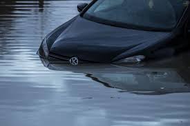 escape a car sinking in water