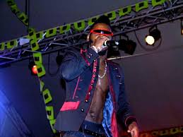 Dj arafat a signé chez universal music group, un des majeurs de la world music coté production. Dj Arafat Wikidata