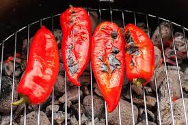 Rote Spitzpaprika Vom Grill Die Verbrannte Schale Stort Nicht Da Die Paprika Danach Geschalt Wird Spitzpaprika Gefullte Paprikaschoten Vorspeisenplatte