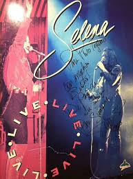 Selena, la grande artiste américaine d'origine mexicaine, s'envole vers la gloire au prix de nombreux sacrifices consentis par sa. Live Selena Music Poster Selena Quintanilla Selena Quintanilla Selena Music Selena Quintanilla Perez
