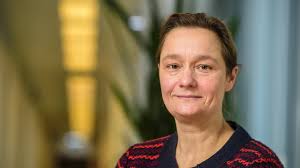 Dat bleek ook gisteren in terzake in de manier waarop erika vlieghe zat te draaien en te keren op haar stoel om de kritiek van. Erika Vlieghe J Etais Sur Le Point De Demander Que Tous Les Experts Se Taisent L Echo