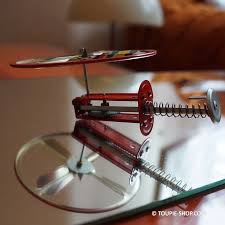 Lo gratificante del trabajo independiente al volante. Jeux D Autrefois Ce Jouet En Metal Ancien Est Une Toupie Volante