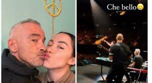 Aurora Ramazzotti commossa per la dedica di papà Eros in concerto: «Che  bello»