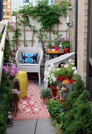 21 Ideas Creativas Para Tener El Mejor Balcon De La Cuadra Small Balcony Garden Small Porch Decorating Small Balcony Design