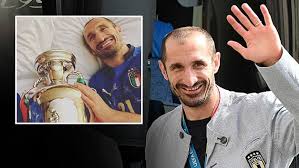 Lorenzo insigne (italien) verwandelt den elfmeter mit dem rechten fuß. Nach Em Titel Gibt Giorgio Chiellini Jetzt Seinen Italien Rucktritt