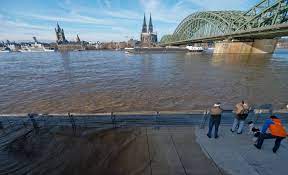 Nach diesem verheerenden hochwasser schaffte köln als erste stadt in deutschland mobile spundwände an, die bis zu einem rheinwasserstand von 10,00 m kölner pegel (kp) die altstadt schützen sollten. Hochwasser In Koln Fotos Rheinpegel Steigt Weiter
