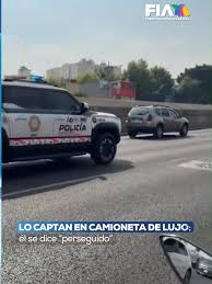 Javier López Casarín en camioneta de lujo y escolta