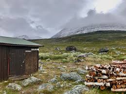 Kungsleden (king's trail) is a hiking trail in northern sweden, approximately 440 kilometres (270 mi) long, between abisko in the north and hemavan in the south. Kungsleden Tag 6 Neuschnee Auf Dem Weg Von Singi Nach Kaitumjaure