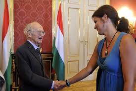 Ma beleakadtam a bene gáborral készült részbe. Ader Janos Kituntette Egerszegi Krisztinat Es Lamfalussy Sandort Vajdasag Ma