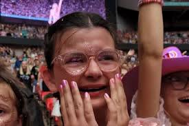 Girl with rare condition rushes to complete 'visual wish list' before she  goes blind