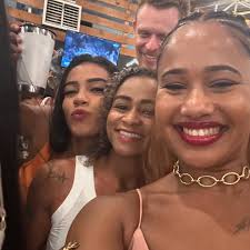 Sou feliz, alegre e forte, tenho muita sorte aonde quer que eu vá 🍀❤️✨ 30  anos conquistando amores reais 🫶🏽. Que venham mais 30 anos se Deus me  permitir 🙌🏽. E que