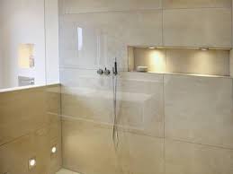 Badgestaltung In Hellen Naturtonen Feinsteinzeug Glas Und Puristische Armaturen Badgestaltung Bad Design Wohnen