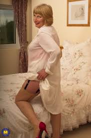 Classic grandma in sexy lingerie and a horny body - Mature.nl