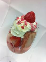 Trifle Aux Fraises Creme Anglaise Au Sirop De Rose Biscuit De Reims Mascarpone Fouette Aux Pralines Fraises Cremeang Trifle Biscuit De Reims Sirop De Rose