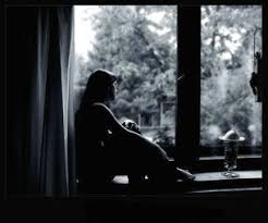 Resultado de imagem para mulher bonita à janela