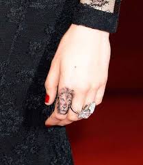 Finger Lion Tattoo Parmak Aslan Dovmesi Kus Tuyu Dovmeleri Tattoo Finger Tats