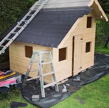 Das Dach Ist Endlich Auf Das Spielhaus Fur Die Kinder Ist Fast Fertig Nein Spielhaus Kinderspielhaus Garten Haus