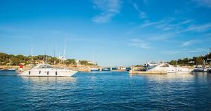 Lige bag stranden ligger der restauranter, caféer og en. Porto Cristo Mallorca Entdecken