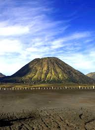 Primadona dari pemandangan ini, selain lukisan alam gunung bromo adalah mahameru, puncak gunung semeru yang sesekali masih memperlihatkan batuk asapnya dari kejauhan. 20 Gambar Pemandangan Alam Gunung Bromo Paling Populer Lingkar Png