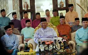 Menurut tengku abdul rahman, tengku abdullah turut bertitah supaya paduka ayahandanya, sultan ahmad shah diisytihar sebagai paduka ayahanda sultan haji ahmad shah. Tengku Abdullah Is Now The New Sultan Of Pahang World Of Buzz