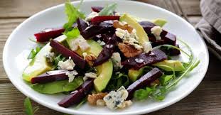 Recette De Salade Hivernale D Avocat Betterave Roquefort Et Noix Recette Salade Hivernale Betterave Salade Recette Salade
