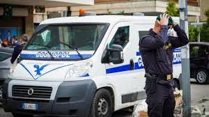 Assalto a un portavalori a casoria, nel napoletano, dove due banditi armati di pistola hanno fermato un furgone che aveva appena prelevato l'incasso di un centro commerciale della catena globo. Assalto Al Portavalori Di Un Istituto Di Credito Di Aversa Caserta Arrestati Dalla Polizia Due Rapinatori Durante Il Colpo Rimasero Feriti Un Agente E Un Vigilante Telecaprinews