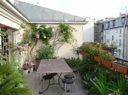 Balcon En Plein Coeur De Paris Avec Rosiers Et Jardinieres Jardins Idees Jardin Jardin Exterieur