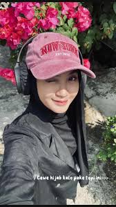 Cewek Pake Topi New York | TikTok