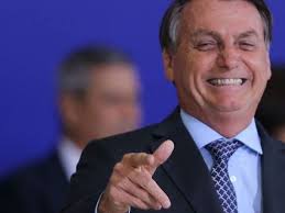 A centro-direita permanece na frente bolsonarista, apesar do caos e da  morte